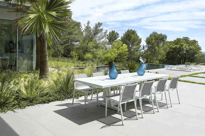 Les Jardins Amaka Ausziehbarer Tisch und 8 Stapelstühle